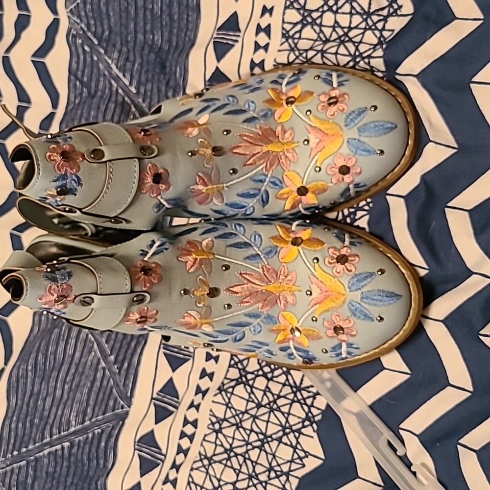 Size 11 shoe boot.